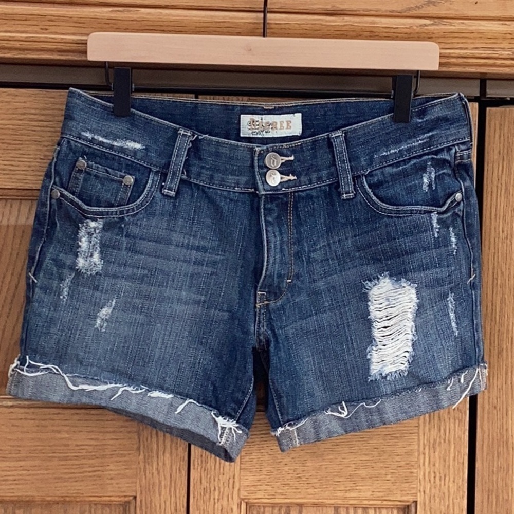 Decree distressed, medium wash denim blue jean shorts. Size 7 - Picture 2 of 12